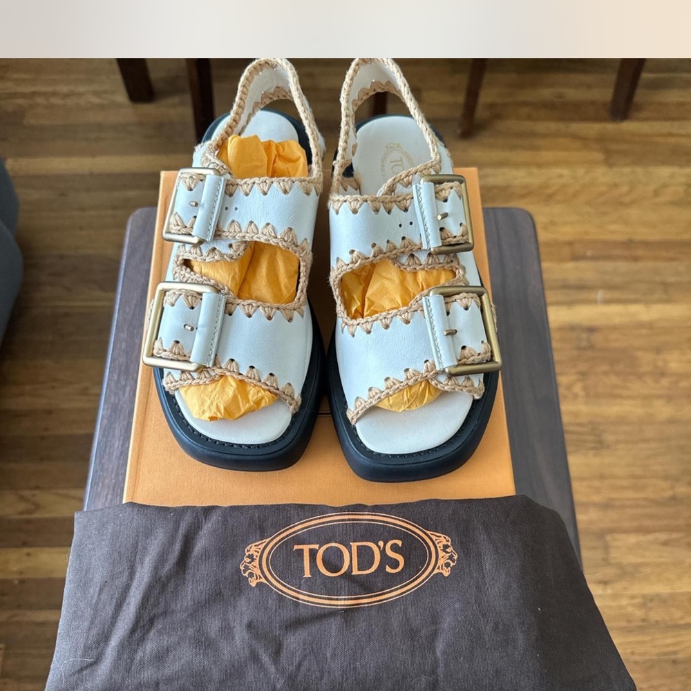 TODS • SANDALS
Size US 4.5 • Like new